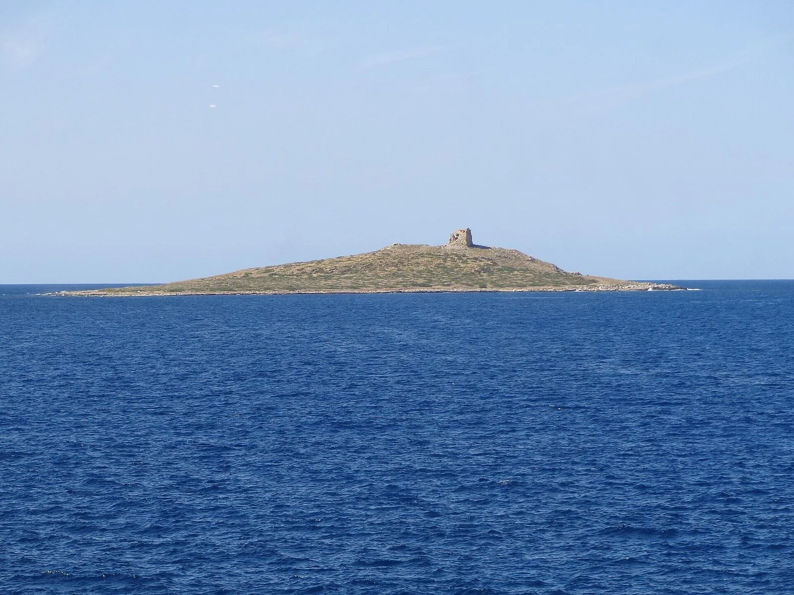 L'isolotto di Isola delle Femmine con la sua torre, circondato dal mare blu in una giornata di ottobre