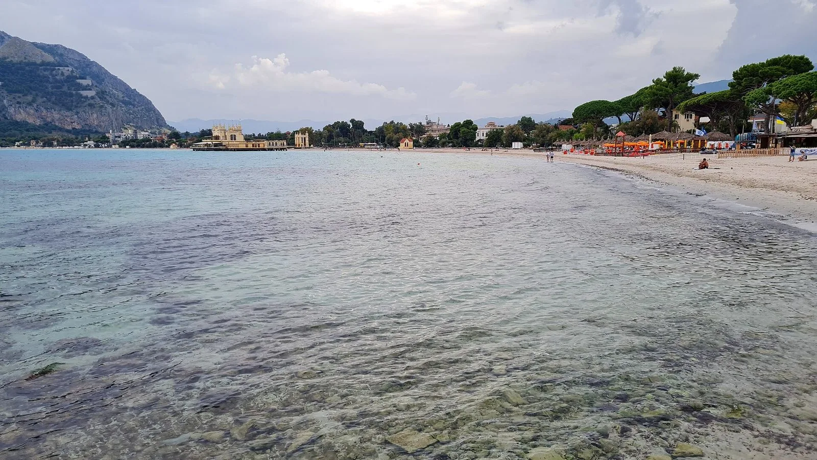 Spiaggia di Mondello con acqua trasparente, l'Antico Stabilimento Balneare e Monte Pellegrino sullo sfondo