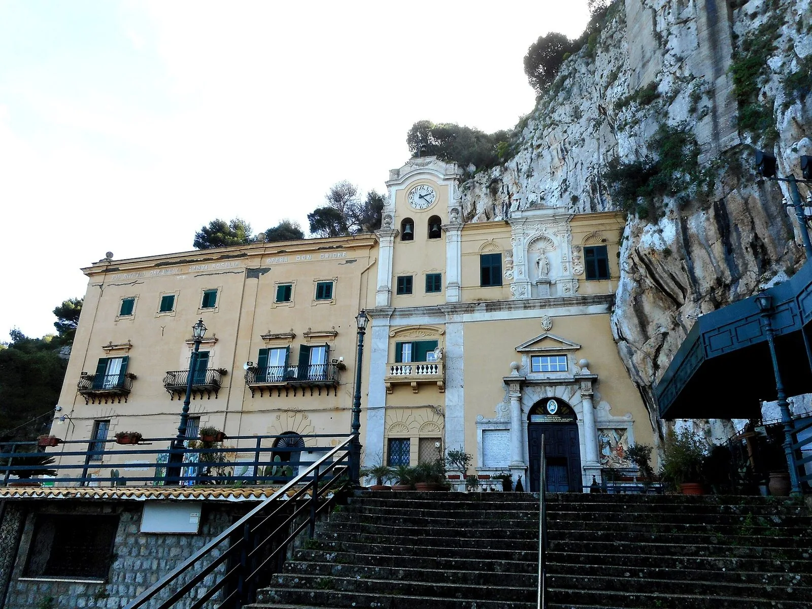 La facciata del Santuario di Santa Rosalia addossata alla roccia di Monte Pellegrino, con la scalinata d'accesso